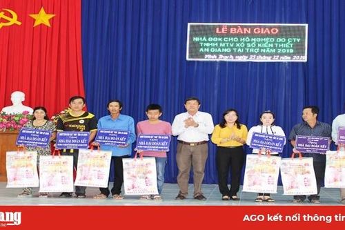 Bàn giao 34 căn nhà Đại đoàn kết cho hộ nghèo Thoại Sơn
