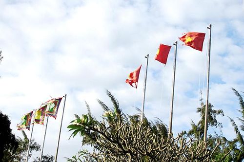 Cần thay mới cờ ở công viên