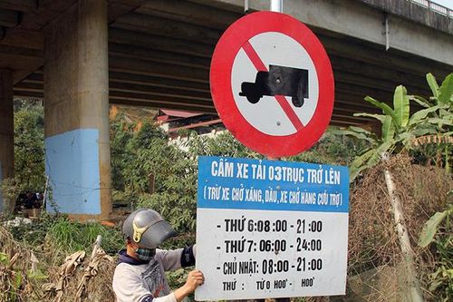 Giải tỏa hành lang, dựng hộ lan khu nút giao IC19 cao tốc Nội Bài – Lào Cai với Quốc lộ 4D