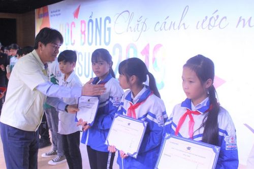 Trao tặng 200 suất học bổng 'Chắp cánh ước mơ Samsung'