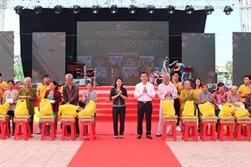 Tặng 300 phần quà cho người nghèo và học sinh vượt khó, học giỏi