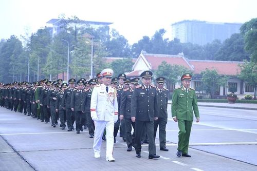 Đoàn đại biểu Bộ Công an vào viếng Lăng Chủ tịch Hồ Chí Minh