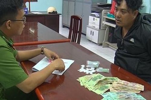 'Kiếm' cả trăm triệu đồng mỗi tháng nhờ bán ma túy cho quán bar, karaoke