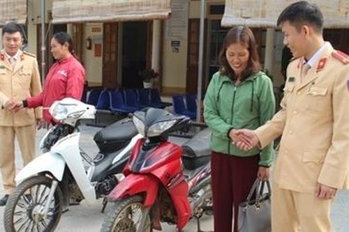 Ba người phụ nữ bất ngờ nhận lại xe máy bị trộm từ lâu