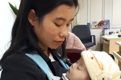 Sức khỏe bé gái 1 tuổi bị tim bẩm sinh ở Tuyên Quang yếu hơn trước