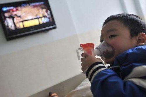 Bé 11 tuổi nhập viện vì mùi nước hoa của bố, chuyên gia cảnh báo những người cần tuyệt đối tránh