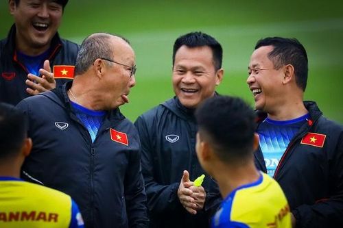 Trợ lý Lê Huy Khoa tạm nghỉ, HLV Park có phiên dịch mới