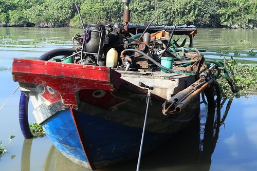 'Cát tặc' đánh chìm ghe khi bị cảnh sát truy bắt