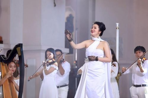 Phạm Thùy Dung 'tạm biệt' 2019 bằng CD Moon