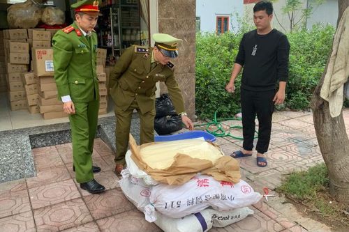 Thu giữ 200 kg bột chế biến trà sữa không nguồn gốc có biểu hiện ẩm mốc