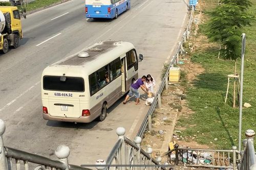 Xe 'dù', bến 'cóc' bủa vây cửa ngõ TPHCM