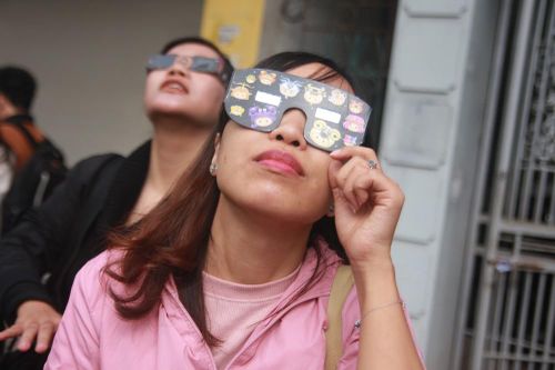 Người Hà Nội thích thú ngắm nhật thực 'vòng tròn lửa' cực hiếm