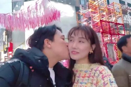 Trấn Thành hôn Hari Won giữa trời tuyết rơi, kỷ niệm 3 năm ngày cưới