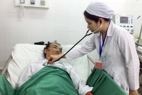Người đàn ông bị xuất huyết tiêu hóa dưới ồ ạt được cứu sống ngoạn mục