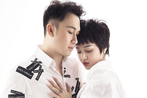Bảo Anh ôm ấp Dương Triệu Vũ trong sách ảnh