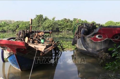 Tạm giữ 3 ghe hút cát trái phép trên sông Sài Gòn và sông Thị Tính
