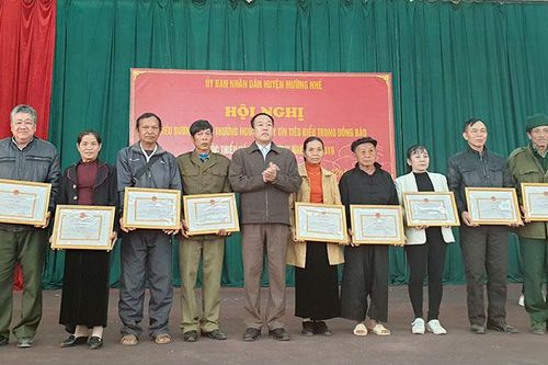 Biểu dương, khen thưởng 35 người có uy tín