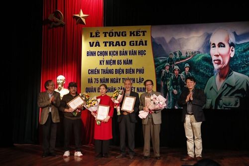 Trao giải cuộc thi Kịch bản văn học kỷ niệm 65 năm chiến thắng Điện Biên Phủ