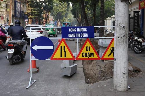 Cấm ô tô lưu thông ban đêm trên đường Đội Cấn để duy tu, thảm mặt đường