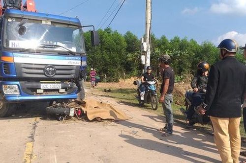 Trên đường đi đón mẹ, thanh niên 23 tuổi bị xe tải tông chết thảm