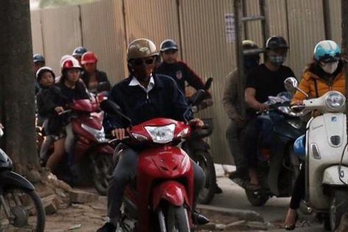 Hà Nội: Xe máy, ô tô 'đánh vật' để di chuyển qua công trường đường đua F1