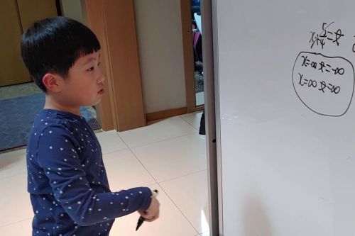 Cậu bé 6 tuổi gây bất ngờ với khả năng giải Toán bậc đại học