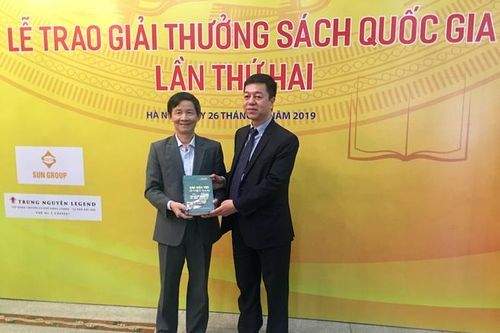 Con đường viết sách đầy thiếu thốn và gian nan