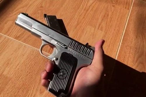 Phát hiện súng, thuốc gây nghiện tại cơ sở thẩm mỹ không phép