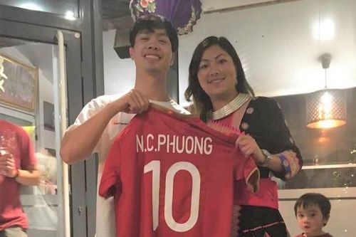'Cô bé H'Mông' Lò Thị Mai được Công Phượng tặng áo đấu tại Bỉ