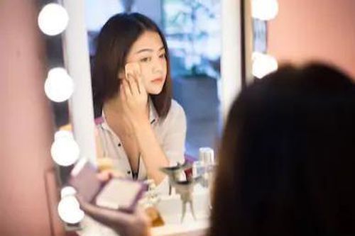 Chàng trai được dân mạng khen ngợi vì làm phòng trang điểm cho bạn gái