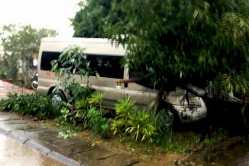 Ôtô chở 40 hộp pháo tông vào xe CSGT truy đuổi