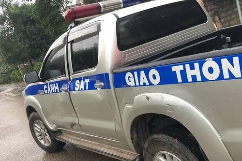 Xe khách chở pháo lậu tông móp xe CSGT khi bị truy đuổi
