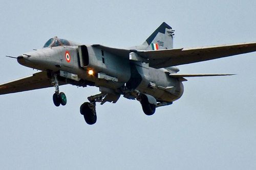 Cường kích Mig-27 chao liệng lần cuối cùng trên bầu trời trước khi 'khai tử'