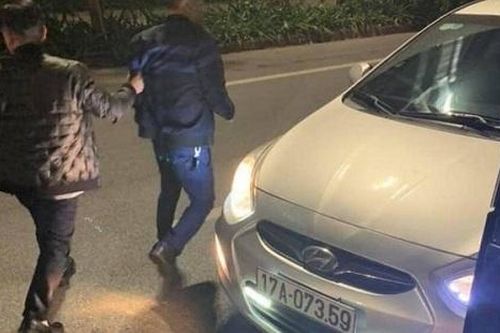 Tài xế xe khách bị đánh bất tỉnh sau va chạm giao thông