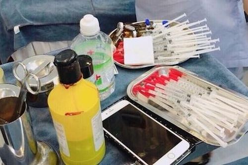 Phát hiện súng, thuốc gây nghiện trong cơ sở thẩm mỹ 'chui'