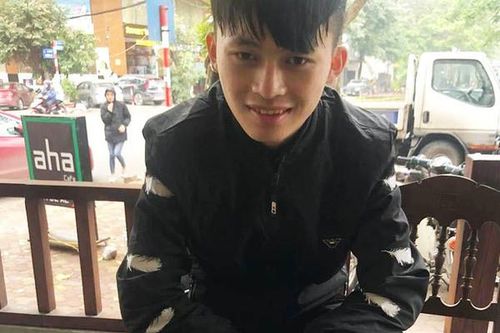 Chàng trai người H'Mông đứng dưới mưa đợi trả ví cho người mất