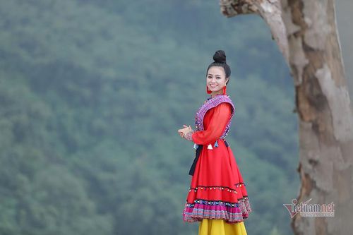 Lương Hải Yến suýt ngã khi trèo núi quay MV