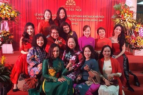 Dàn nghệ sĩ gạo cội rộn ràng trong lễ kỷ niệm 60 năm Nhà hát Kịch Hà Nội