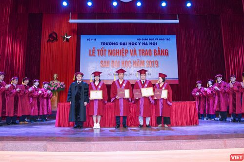 Trao Bằng tốt nghiệp cho gần 800 tân bác sĩ chuyên khoa cấp II và thạc sĩ được đào tạo theo hướng chuẩn quốc tế