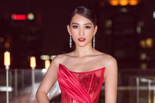 Hoa hậu Tiểu Vy diện đầm xẻ cao vút, nhan sắc xứng danh Best Face of the year
