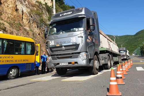 Bắt 3 ô tô chở quá tải