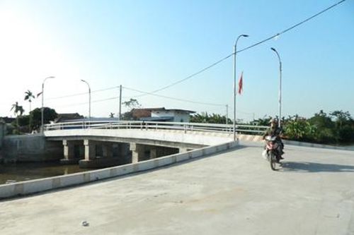 Chung sức xây cầu bắc qua sông