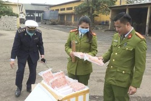 Bắt giữ, tiêu hủy gần 300kg chân gà và phụ gia không rõ nguồn gốc