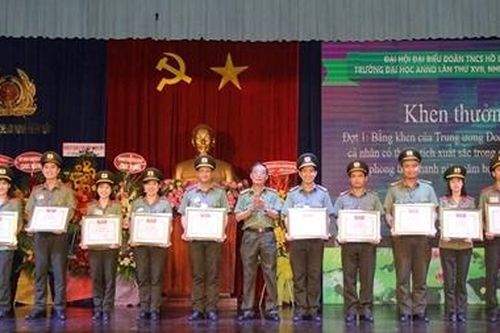 Khen thưởng 32 tập thể, cá nhân với nhiều hoạt động thấm đượm tình quân dân
