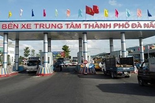 Xếp hàng từ mờ sáng mua vé xe về quê ăn Tết