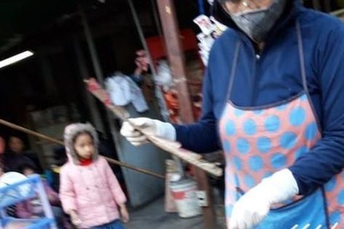 Hãi hùng đồ ăn vặt khu vực cổng trường (2): Không rõ nguồn gốc nhưng vẫn mua cho con