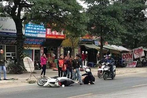 Hà Nội: Truy đuổi chiếc xe 'hung thần' đổ dầu mỡ ra đường khiến hàng loạt phụ nữ trượt ngã kinh hoàng