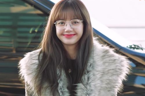 Khoảnh khắc Lisa (Black Pink) thu hút ở sân bay