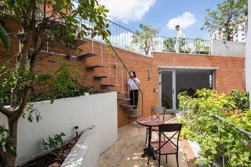 Nhà có vườn trải dài từ mặt đất lên sân thượng