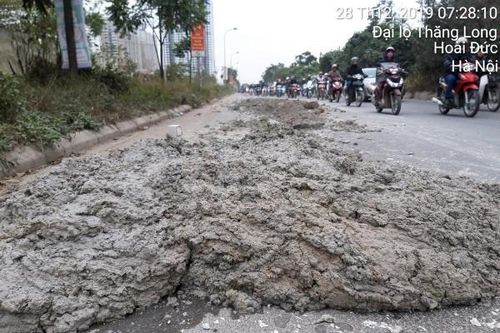 Tái diễn tình trạng bùn đất phủ kín đường gom Đại lộ Thăng Long
